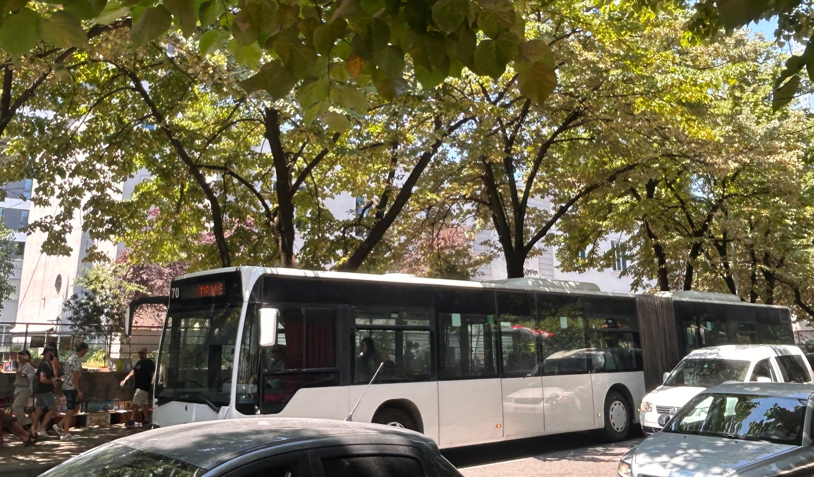 nje autobus i transportit publik ne kryeqytet ne trafik. foto nensi bogdani (1)