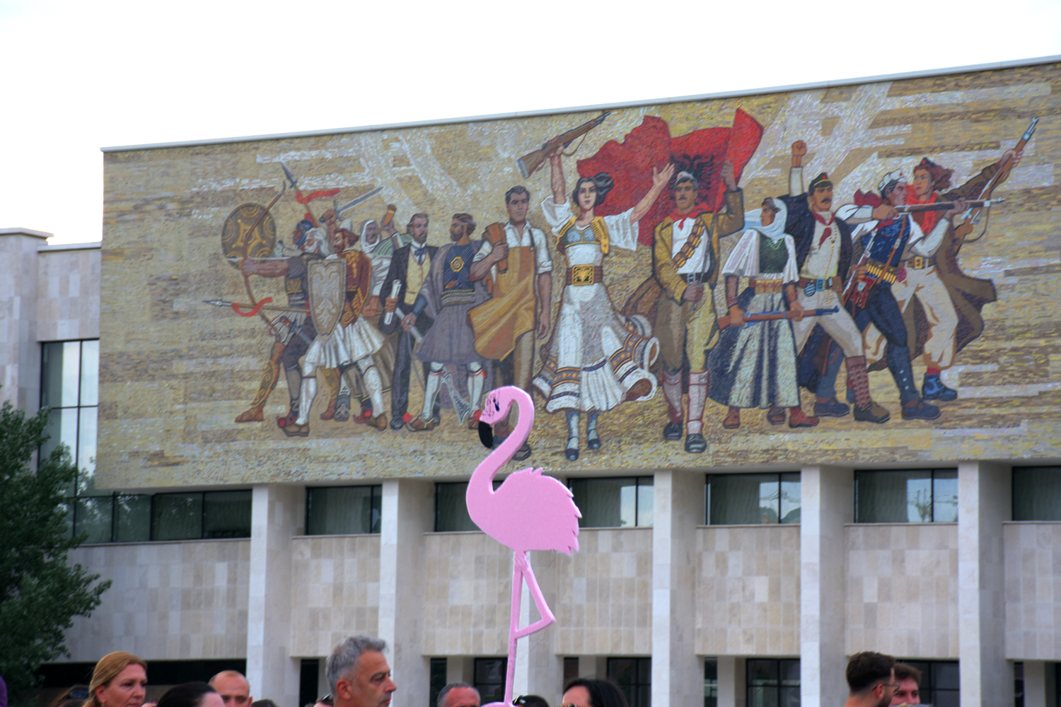 revolucioni i flamingove slogani dhe simboli i protestave masive ne tirane. foto nensi bogdani