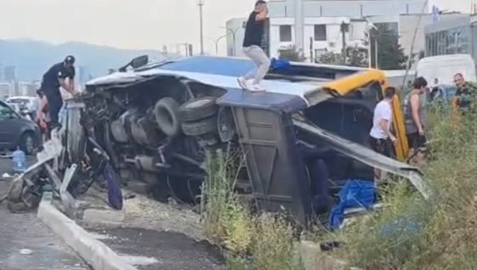 Përmbyset autobusi i linjës së Beratit në aksin Durrës-Tiranë,humbin jetën 2 persona