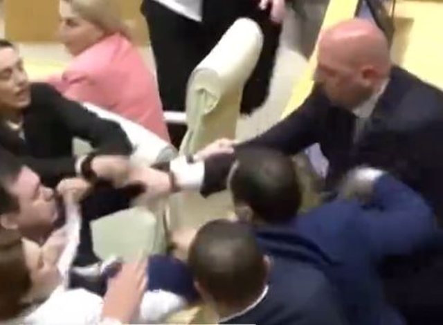 VIDEO/ Deputetët e opozitës dhe mazhorancës sherr me grushte në Gjeorgji