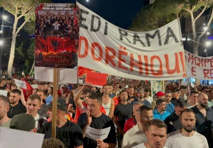 “Bashkohuni me ne”, protestuesit marshojnë në rrugët e Tiranë