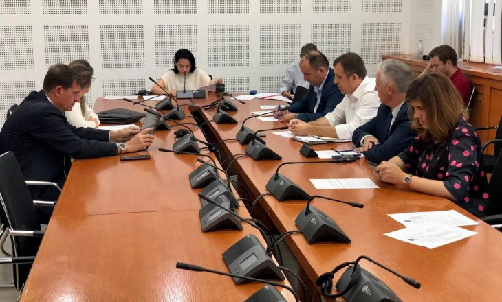 Komisioni për Mjedis ndryshon Ligjin për Mbeturina, synohet rimbursimi i shisheve të plastikës dhe materialeve të tjera