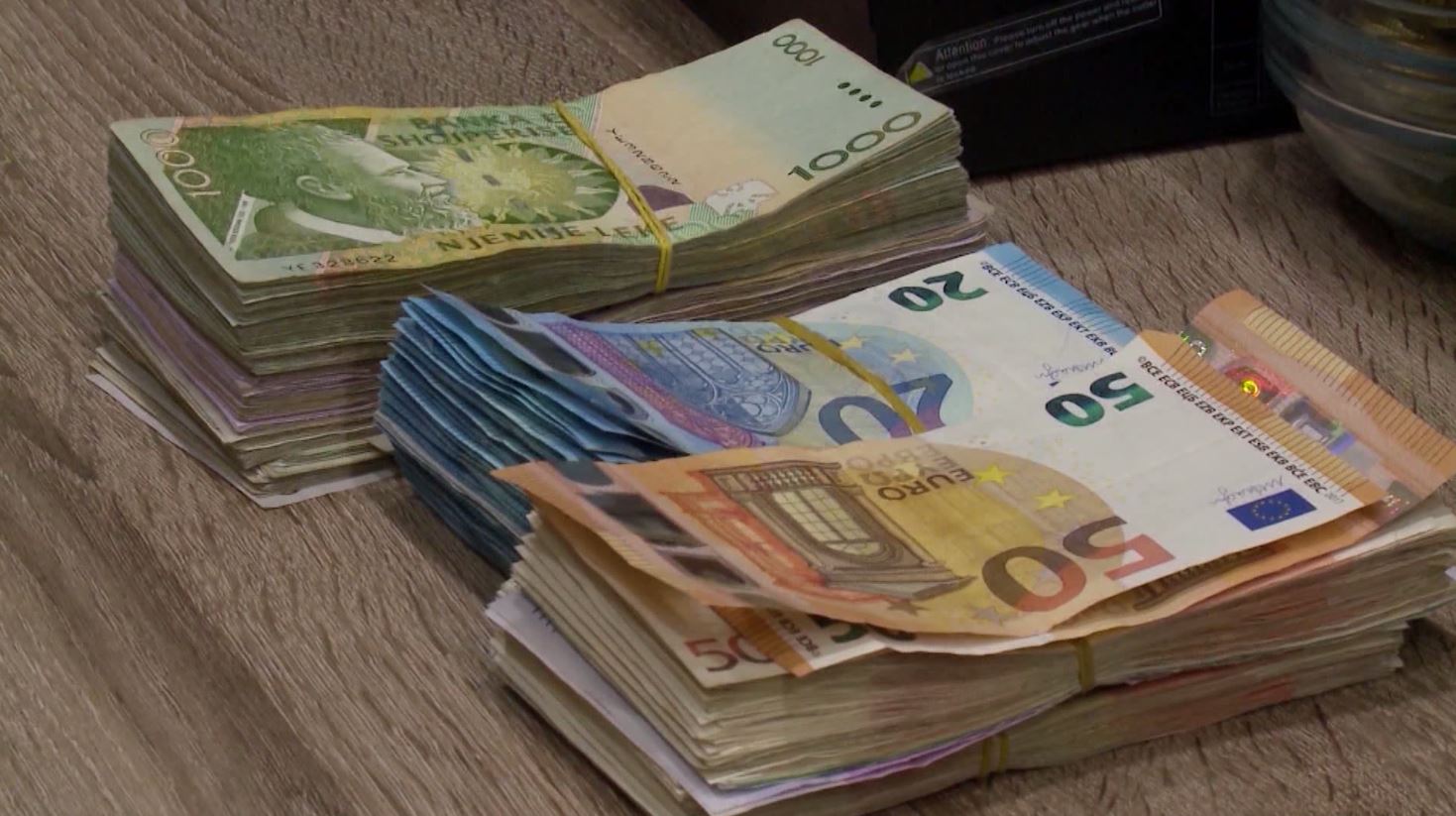 Euro bie, por jo të gjithë përfitojnë! Ekspertët zbulojnë kush fiton dhe kush humbet nga forcimi i lekut në Shqipëri