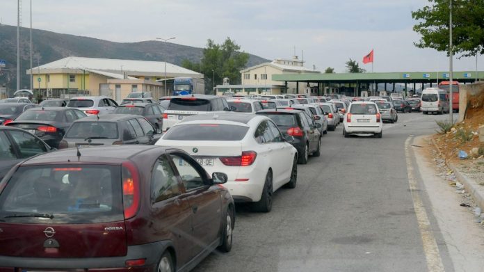 Morina përballet me fluksin rekord të pushuesve/ Në një javë, mbi 200 mijë shtetas kosovarë hynë në Shqipëri