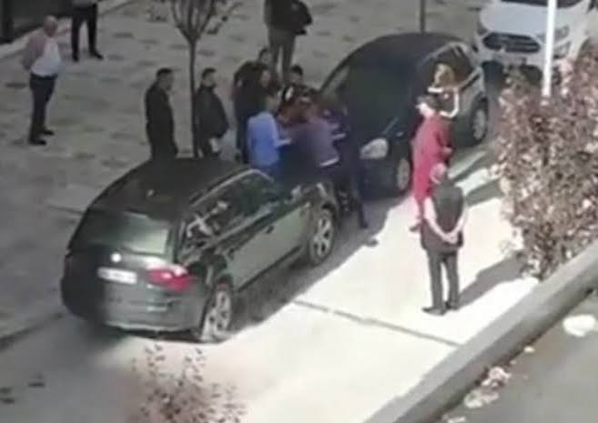 E RËNDË NË VLORË/ 10 persona të armatosur shkojnë për t`i vendosur 5 mln euro gjobë pronarit të një hoteli, pas sherrit 2 aksidentohen gjatë arratisjes