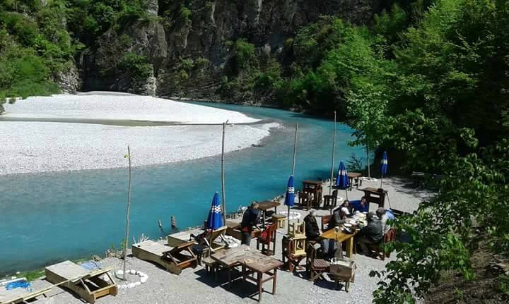 FOTO/ “Oazi i paqes”, shqiptare dhe seksi, ja në cilin lum mund ti gjeni