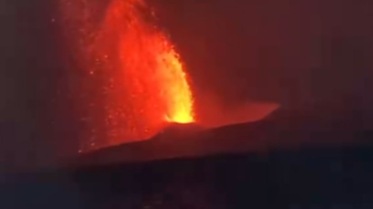 Anak Krakatau eruption paralyzes flights in Indonesia, more than 2,000 cancellations