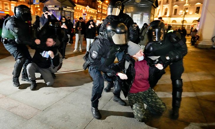Dita e tetë e lufitmeve Ukrainë-Rusi: Mijëra protestues rusë janë arrestuar – flasin studentët dhe intelektualët
