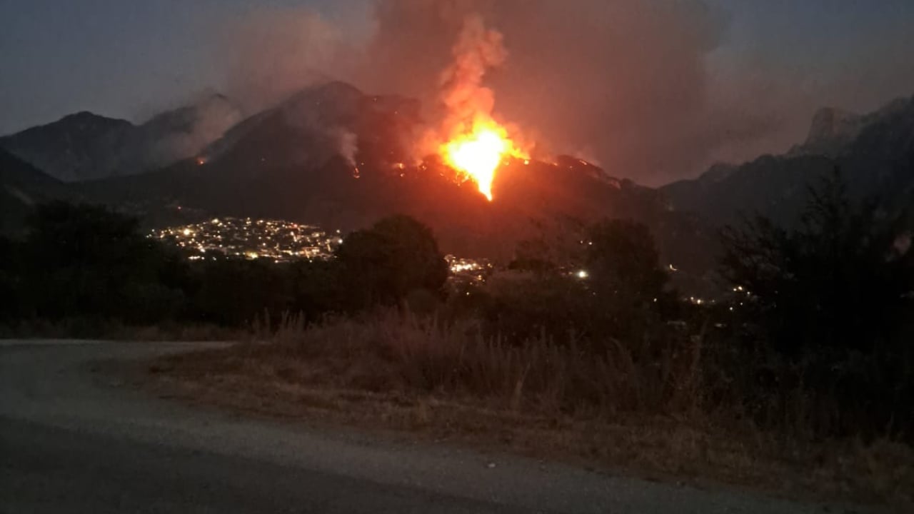 Fire near Konitsa in Greece, flames come within 10 meters of homes and evacuations begin
