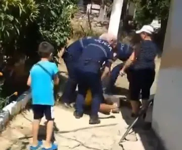 (VIDEO) Skandal! Policët marrin zvarrë kryefamiljarin në Kuçovë në sy të fëmijëve, Hita i pezullon