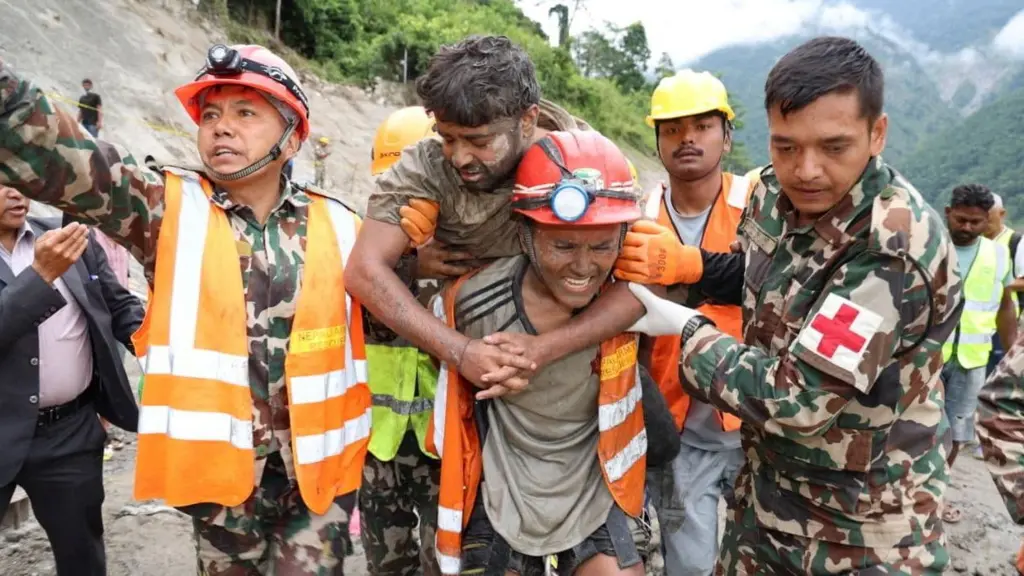 Dy punëtorë nxirren të gjallë nga tuneli 9 ditë pas përmbytjeve shkatërruese në Nepal