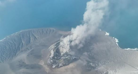 Shpërthimi i vullkanit Anak Krakatau paralizon Indonezinë, 270 mijë pasagjerë të bllokuar, anulohen mbi 2 mijë fluturime