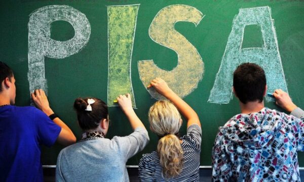 Publikohen rezultatet e PISA 2025 – Kosova në nivel ‘‘përafërsisht’’ të ngjashëm me vitin 2022, rënie në matematikë