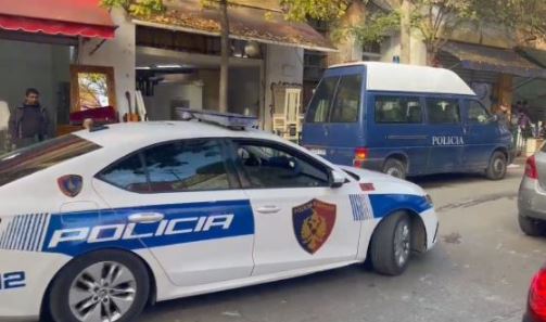 Me maska e kapuçë/ Grabiten dy biznese në Berat, autorët “thyejnë” kasafortat me rreth 200 milionë lekë