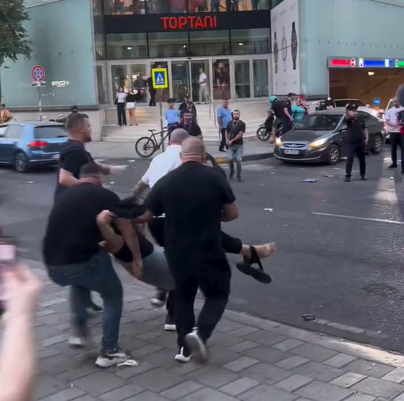 Momenti kur policia tërheq zvarrë dhe ngre në ‘ajër’ protestuesit