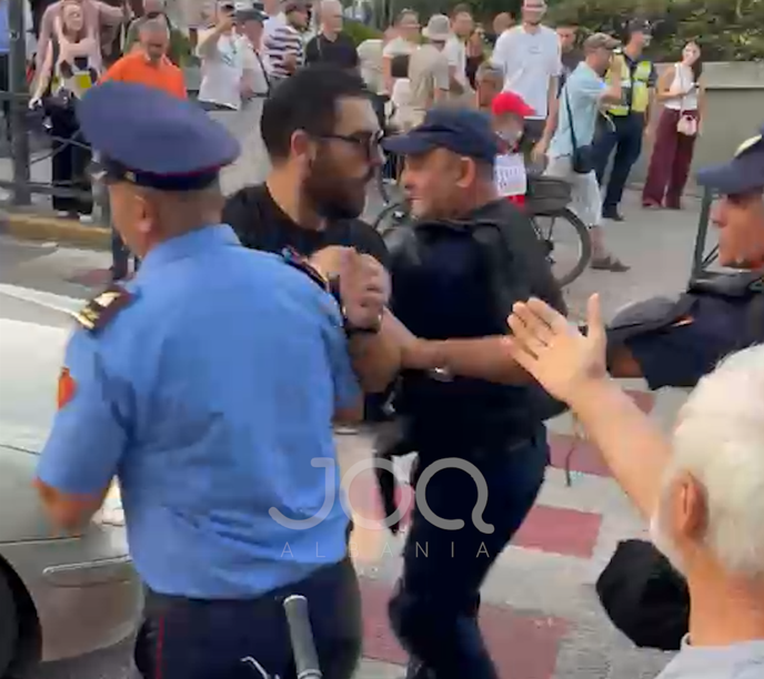 Policia shoqëron gazetarin Shpend Gashi