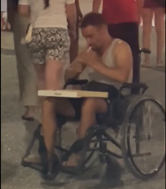 “Monstra që mashtron rrugëve të Vlorës”/ Denoncimi për një person që shtiret si invalid