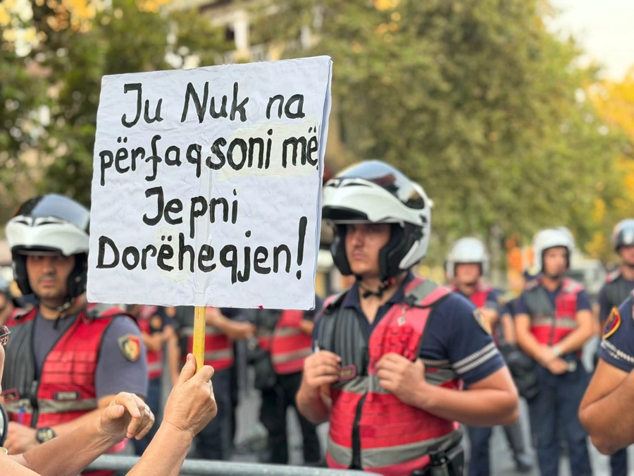 FOTO/ DW jehonë protestës në Tiranë: Policia bllokoi hyrjet e parlamentit në të katër anët