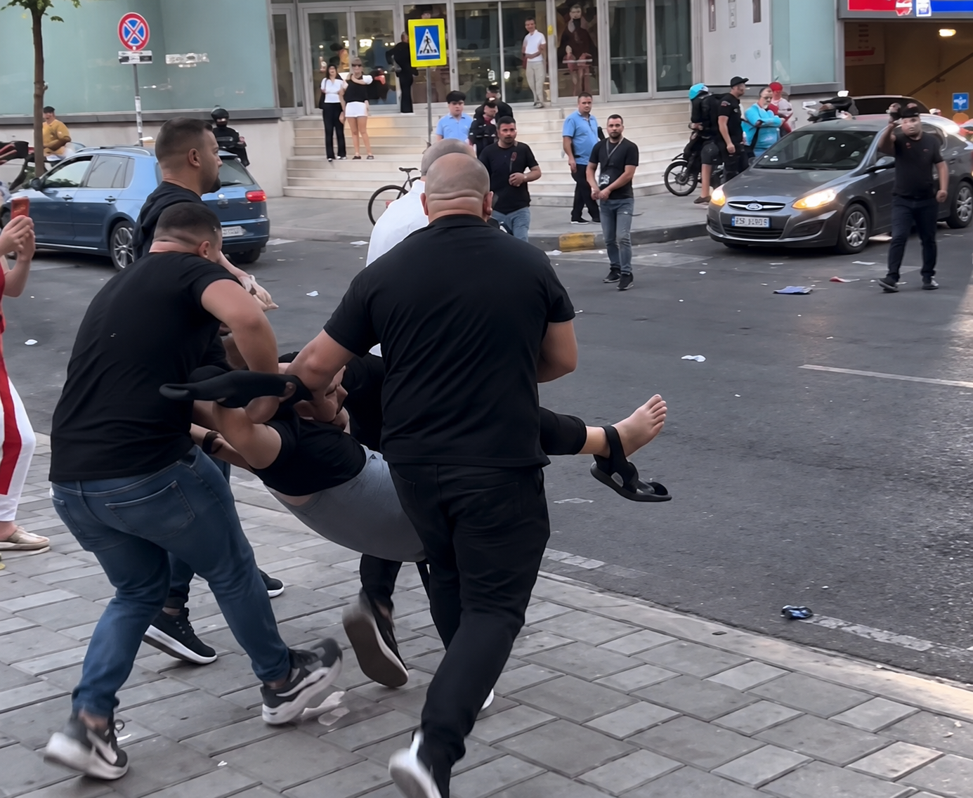 Në Shqipëri nuk lejohet të protestosh…