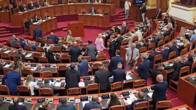 Socialistët votuan Klodiana Spahiun si ministre të Shëndetësisë, opozita braktisi sallën