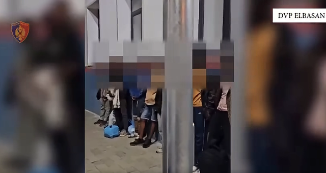 Transporti i emigrantëve të paligjshëm, dy të rinj bien në pranga në Elbasan