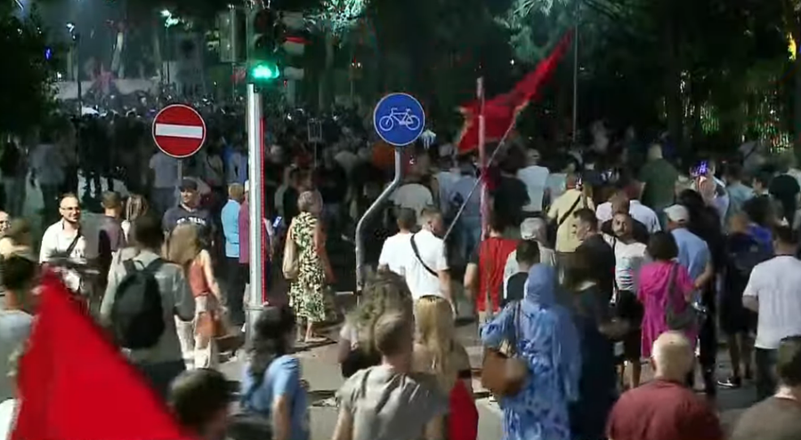 Dita e 100-të, protestuesit rrethojnë Kryeministrinë, parakalim me flakadanë