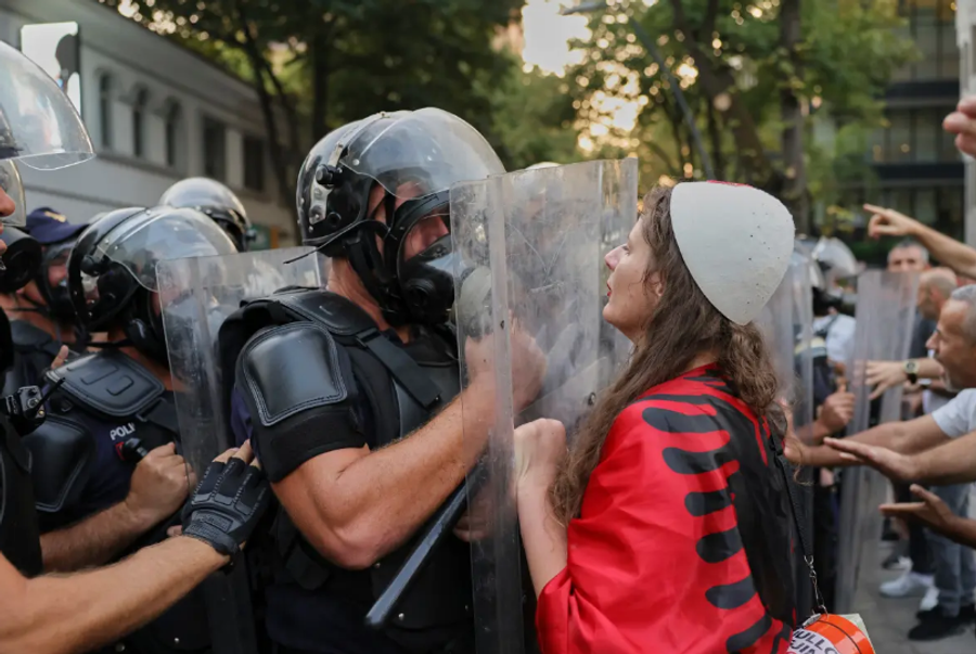 ‘Arrestoni Ramën’/ Gazeta e madhe amerikane: Policia përplaset me protestuesit, revolta trondit Shqipërinë