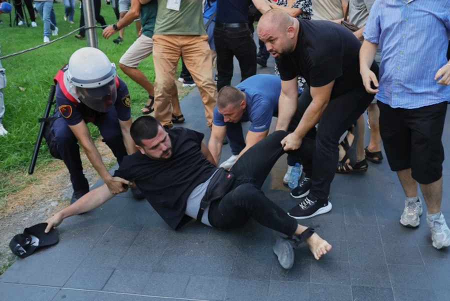 ‘Protestuesit u dhunuan barbarisht nga persona pa uniformë’/ Eurodeputetët ngrenë shqetësimin, Rama i sulmon me fyerje