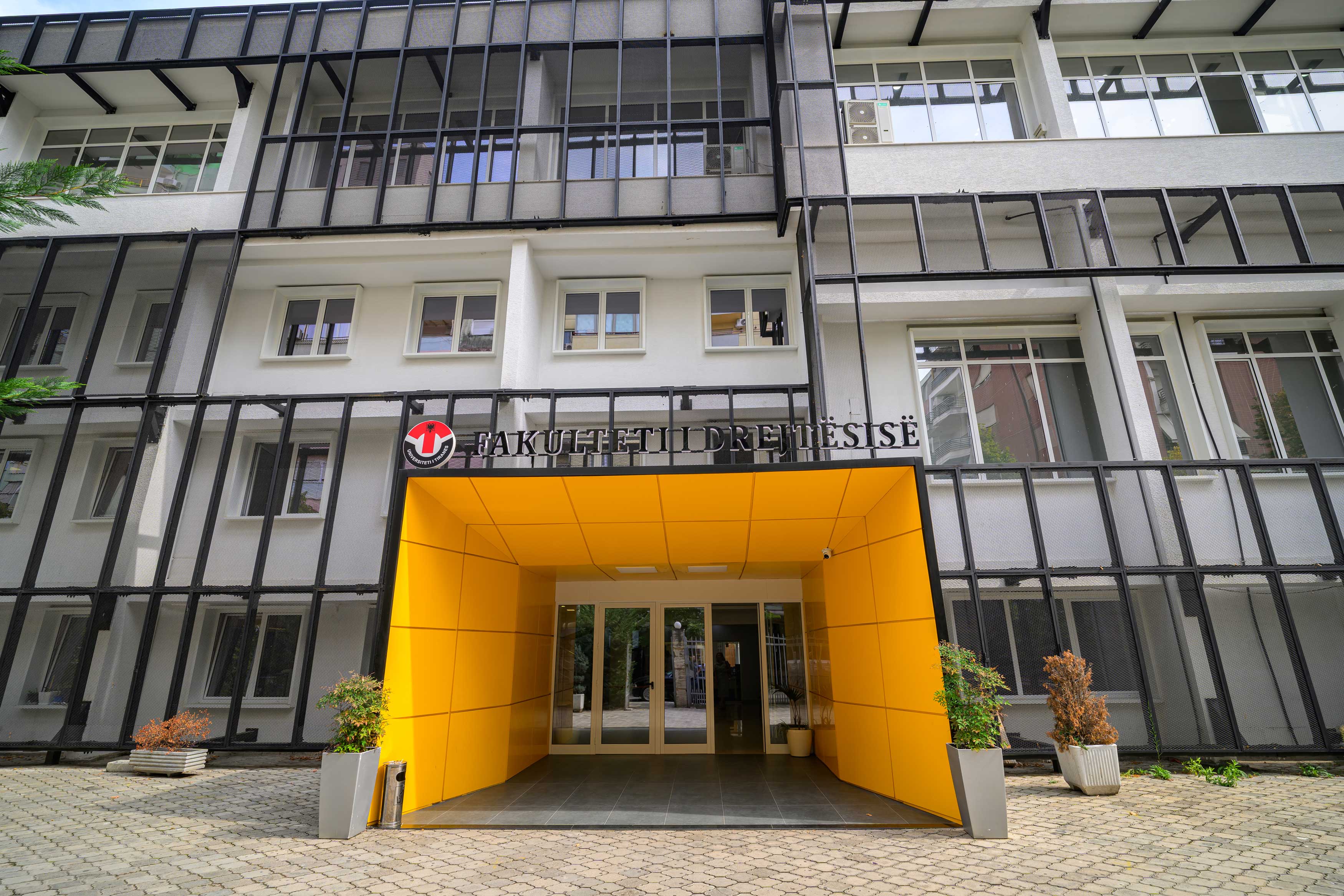 Probleme me regjistrimin e provimeve në Drejtësi, studentja: Rrezikoj të humbas vitin