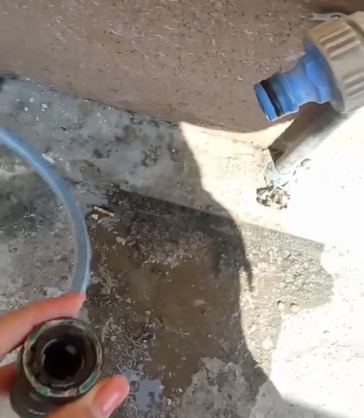3 muaj e gjysmë pa ujë në Lundër, banorët paguajnë faturat dhe mbushin bidonat në pus