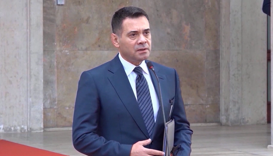‘Deputetët e PS ngrenë duart që të pasurohet Rama-Balluku’/ Ahmetaj: I ka dhënë 2.1 mln metra katrorë klientëve të tij