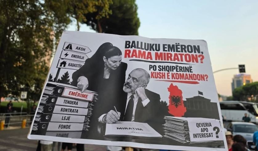 FOTO/ Protestuesit me pankarta pikante ndaj qeverisë: Financat në hall, Balluku krihet normal