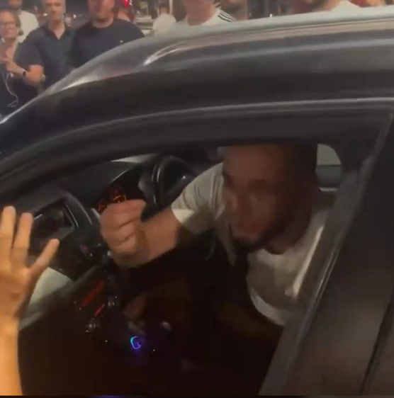 “Tentoi të kalonte mes protestuesve, shoferi nxjerr thikën pas përplasjes me ta”