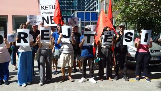 “Hetim për audiopërgjimet e Arben Ahmetajt”/ Qytetarët protestë para SPAK