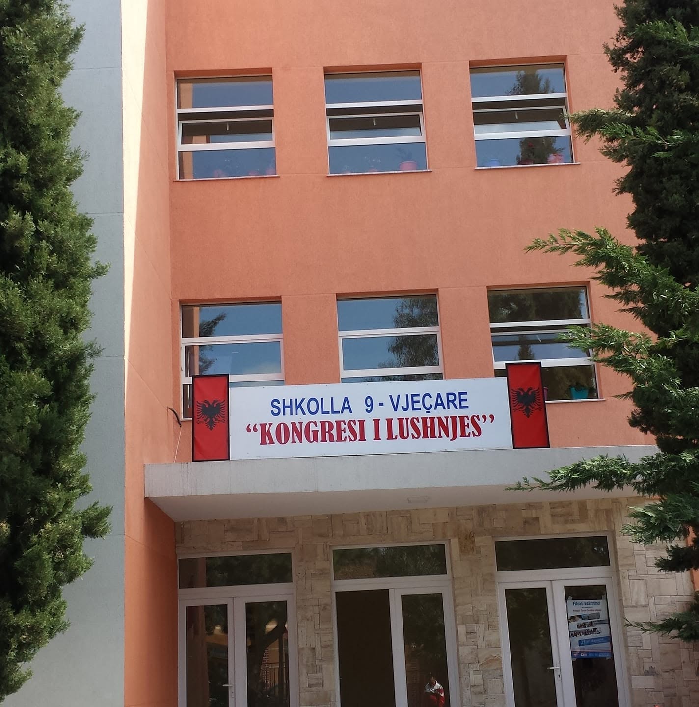 “Mësuesja më ka goditur vajzën disa herë! Drejtoresha s’më lejon ta transferoj në një shkollë tjetër”