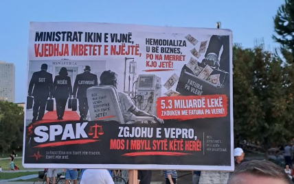 Pankartat e protestuesve në ditën e 103-të të revoltës: Demokracia nuk është monolog