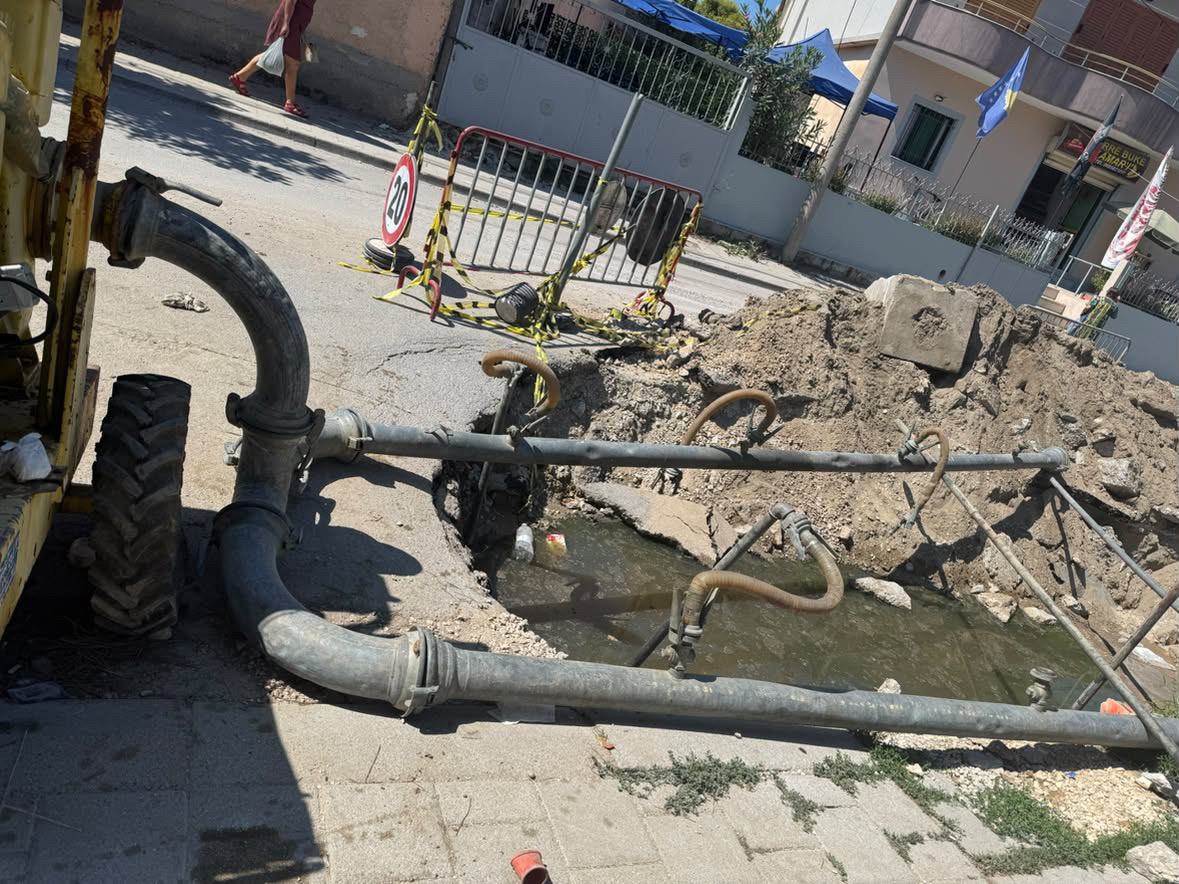Prej 1 muaji me kanalizimet e bllokuara, vlonjatët: Nuk hyjmë dot as në shtëpi