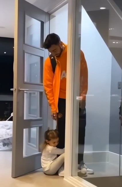Nuk donte ta linte të ikte, vajza e Bruno Fernandes kapet fort pas këmbës së tij