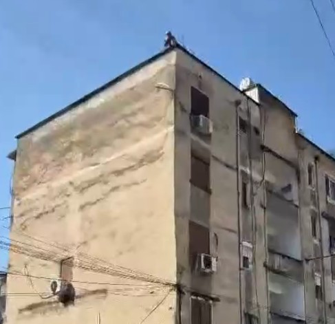 “Zonja hedh tulla nga tarraca, na shkatërroi makinat”