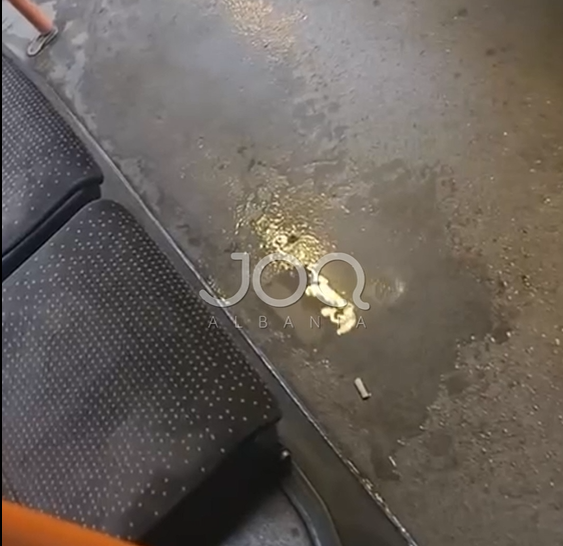 “Na pikojnë kondicionerët brenda autobusit”/ Uji krijon pellg në autobusin e Unazës