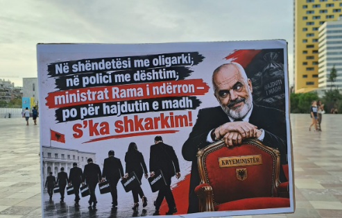 Pankartat ironizuese ndaj Ramës dhe Ballukut në ditën e 104-t të protestës