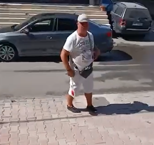 “Bën të fortin me tabelën e Policisë”/ U del qytetarëve përpara dhe u ndalon parkimin