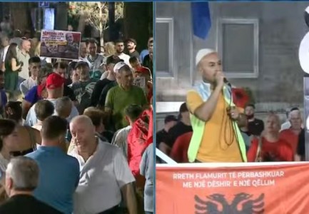 Arben Kola në protestë: Ramës i ka hyrë tmerri nga rikthimi i mërgatës, ka penguar atdhetarët tanë në Mal të Zi