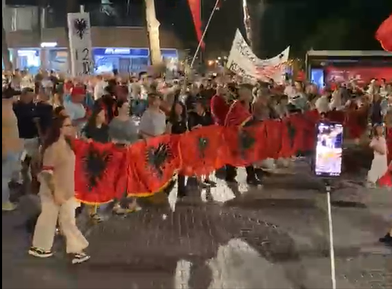 Dita e 104-të e protestës/ Qytetarët marshojnë në rrugët e Tiranës