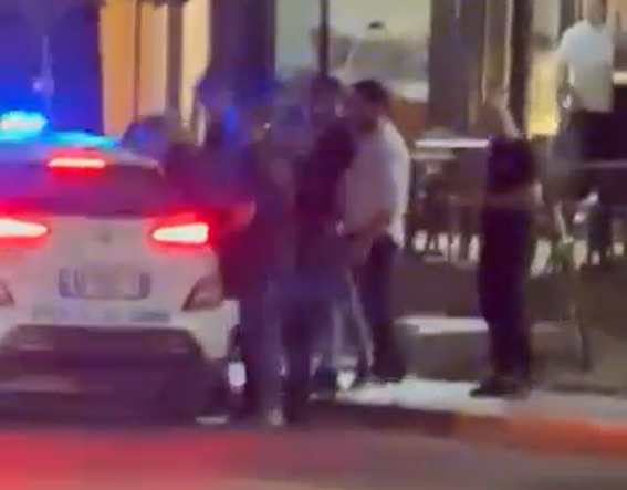 Gjatë protestës së 104-të/ Policia shoqëron një qytetar pas Muzeut Kombëtar