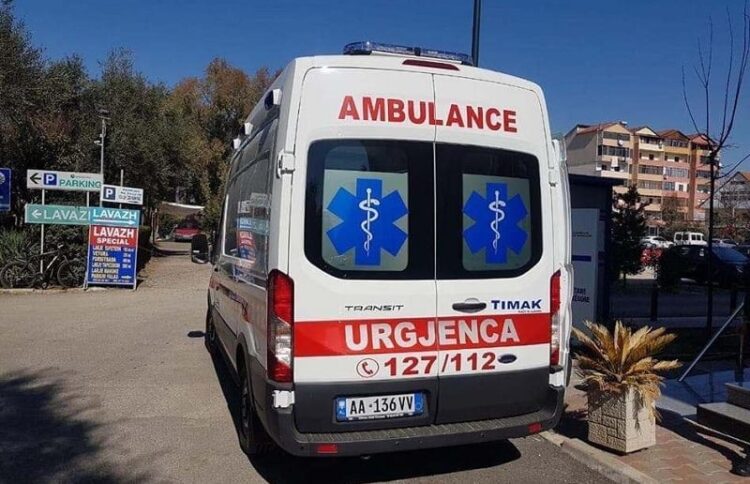 Shoferi i ambulancës tapë aksidenton të moshuarin në Korçë