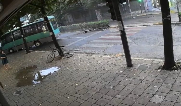 Momenti kur urbani del nga korsia në rrugën “Bardhyl”