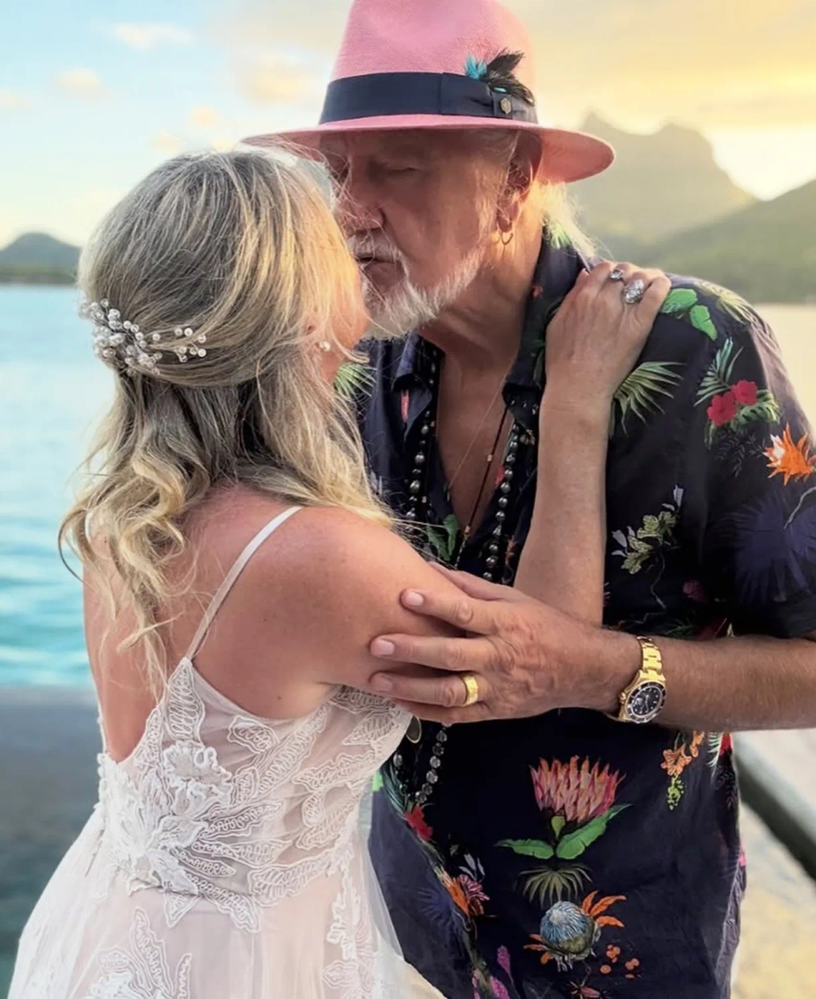 79-vjeçari Mick Fleetwood shfaqet për herë të parë me bashkëshorten e re pas martesës sekrete