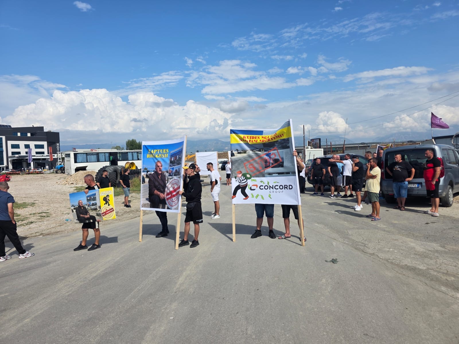 “Hajdut i pronave”, banorët e Kasharit protestojnë kundër Dulakut dhe zaptimit të rrugës