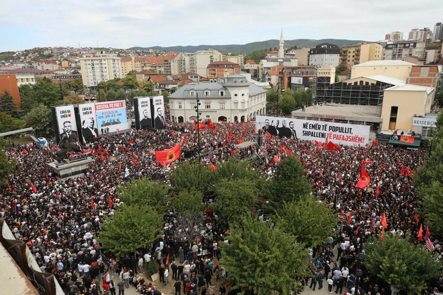 FOTO/ 'Marshi për Liri' mbush sheshet në Prishtinë në prag të verdiktit të Gjykatës Speciale